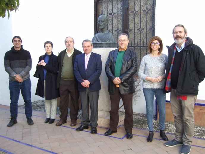 Alcalde (centro), junto a los directores de las instituciones culturales