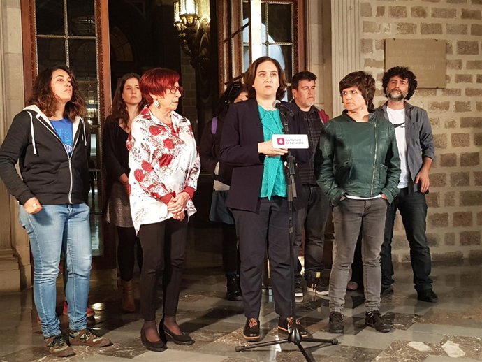 Ada Colau, Gala Pin, Trini Capdevila (ERC) y promotores de las preguntas