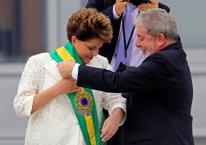 Luiz Inacio Lula da Silva impone la banda presidencial a Dilma Rousseff