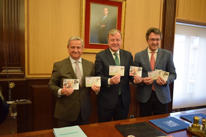 Presidente de Correos (I), Silván y Majo (D) con los sellos de León 10-4-2018