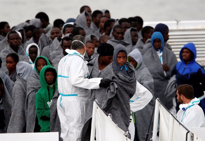 Refugiados desembarcando en el puerto italiano de Catania. 