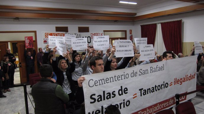 Protesta de empleados de Tanatorios de Córdoba en el Pleno
