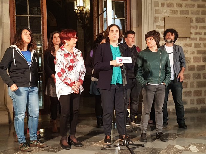  Ada Colau, Gal·la Pin, Trini Capdevila (ERC) i promotors de les preguntes