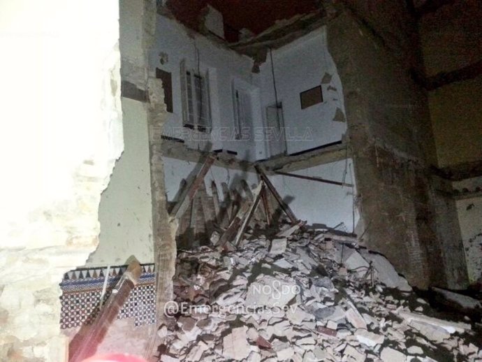 Derrumbe de una vivienda en la calle Doña María Coronel