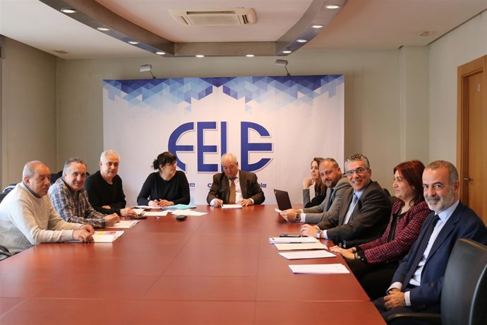 Firma del convenio de pompas fúnebres. 