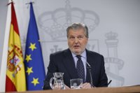 El PSOE ve corrupción en el máster de Cifuentes y el Gobierno le acusa de "arrojar lodo" e instalarse en la "barricada"