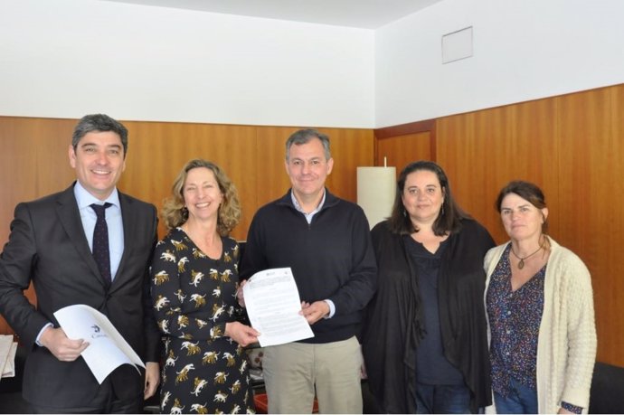 Firma del convenio entre Autismo Sevilla y el Ayuntamiento de Tomares 