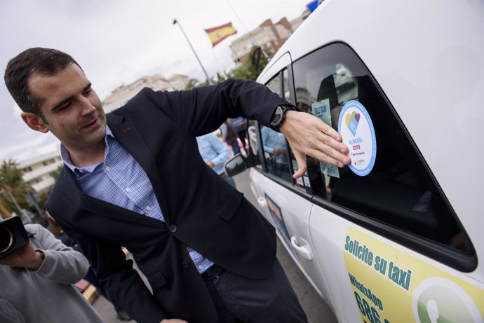 El alcalde de Almería pone en un taxi una peganita de la Capitalidad Gastronómic