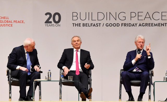 Bertie Ahern, Tony Blair y Bill Clinton en un acto