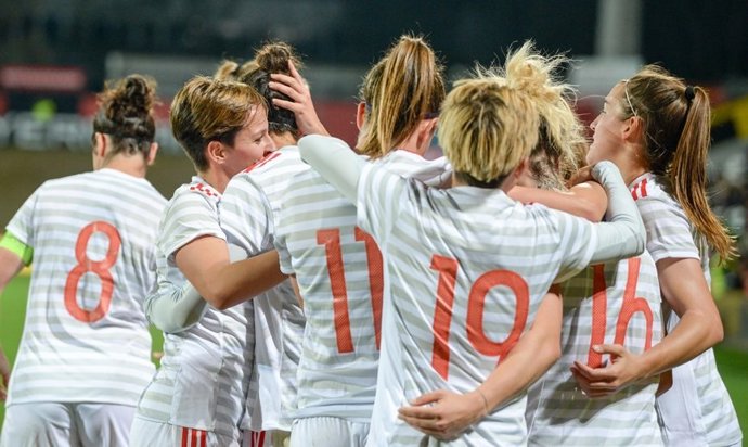 La selección española femenina celebra un gol