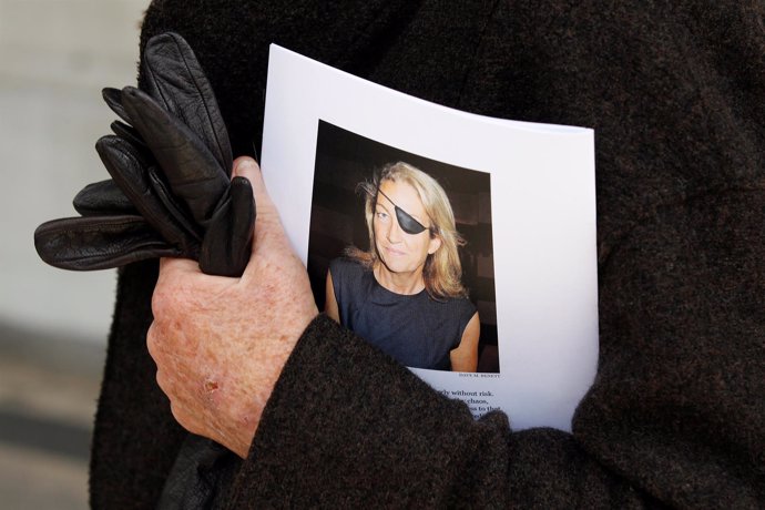 Un hombre sostiene una fotografía de la periodista de EEUU Marie Colvin