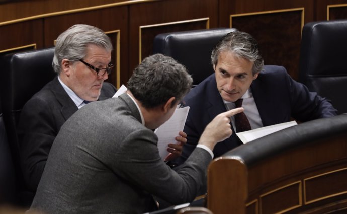 Iñigo Méndez de Vigo e Iñigo de la Serna en la sesión de control al Gobierno