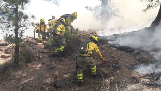 Trabjos de extinción en Granadilla (Tenerife)