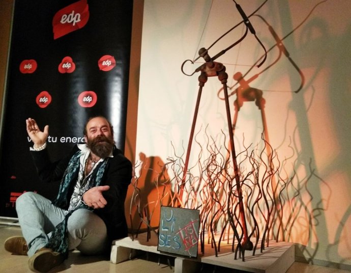 Israel Sastre junto a su obra 'Ulises'.