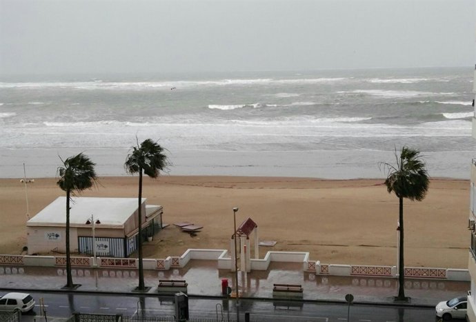 Playa de Cádiz capital azotada por el temporal