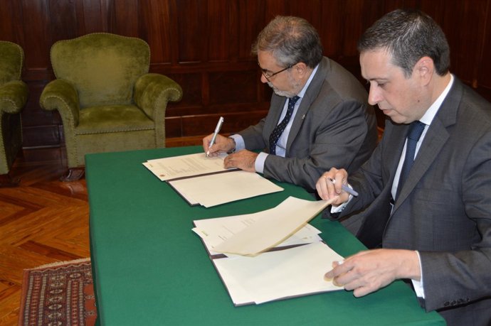 Firma del convenio entre Bantierra y el Colegio de Administradores de Fincas