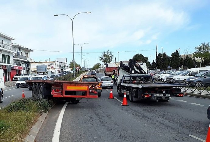 Plataforma del camión que ha provocado el cierre de varios carriles