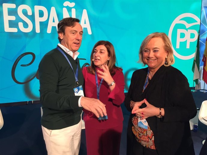 Mercedes Fernández, a la derecha