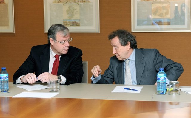 Silván y De Santiago-Juárez conversan durante la reunión, 11-4-18