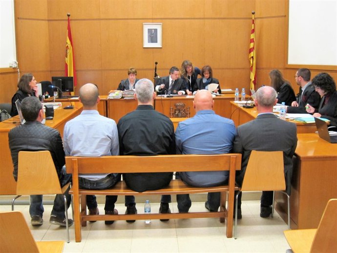 Juicio a 5 mossos por lesionar a manifestantes de Can Vies, en Barcelona