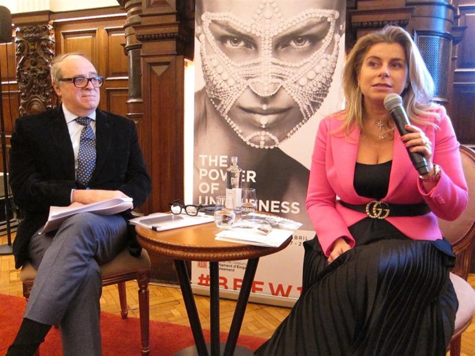 El profesor del Iese José Luis Nueno y Estermaria Laruc