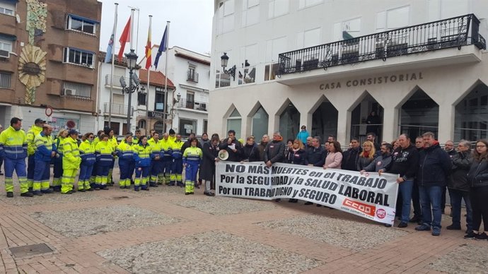 Concentración homenaje al fallecido tras caer de un camión de recogida de basura