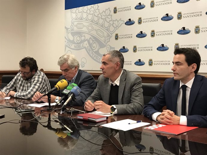 Los portavoces de PSOE y PRC, el concejal de IU y Mantecón en rueda de prensa