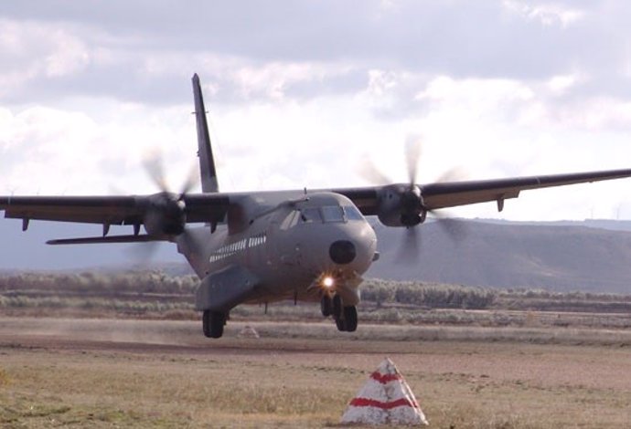 Aterrizaje de un avión de transporte militar C-295