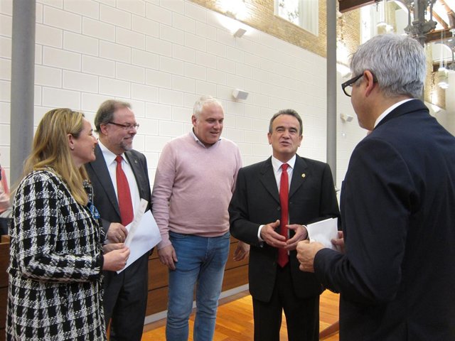 Sánchez Quero hablando con los portavoces del resto de grupos antes del pleno