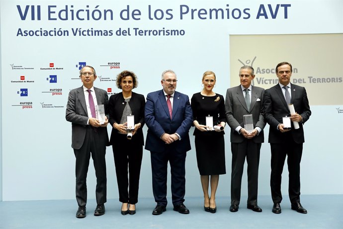 Foto de familia de los premios de la AVT con Cristina Cifuentes