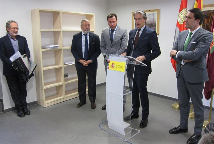 Puente, De la Serna y Suárez-Quiñones tras la reunión de la SVAV. 11-4-2018