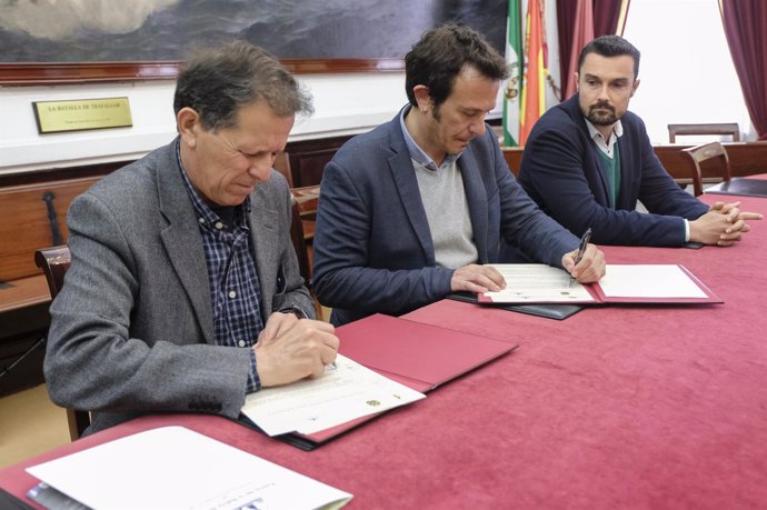 Firma del convenio entre Ayuntamiento de Cádiz y Puerto