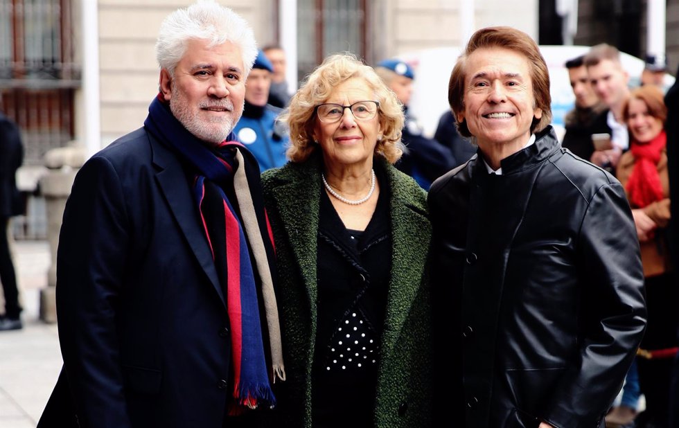 Pedro almodóvar y raphael con manuela carmena