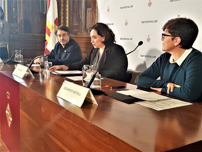 Alcaldes Jordi Munell y Ada Colau; Elisabeth Ortega (Benestar Social Ripollès)