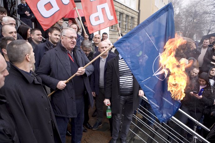 El líder ultranacionalista serbio Vojislav Seselj, quemando una bandera de OTAN