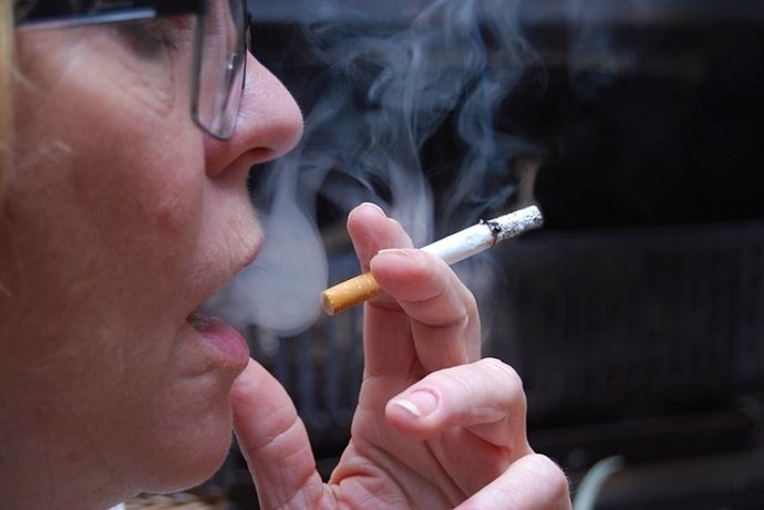 Imagen de una mujer fumando.