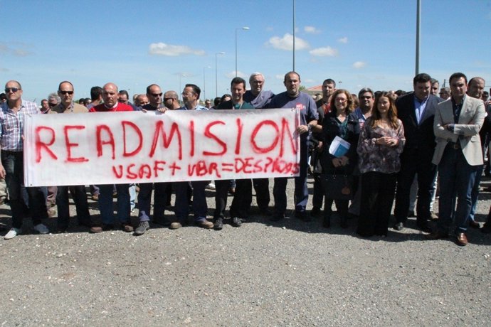 Concentración por los despidos en la base de Morón