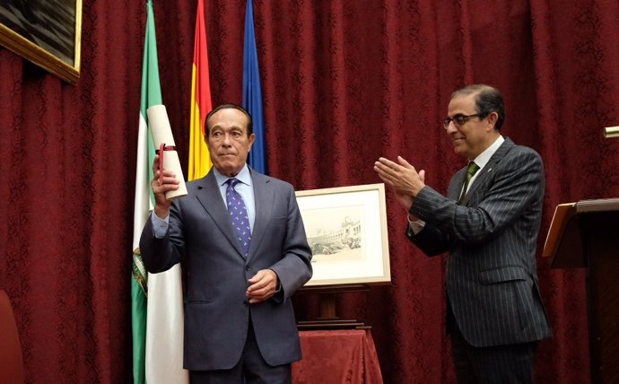 Curro Romero agradece el premio a la Hispalense en presencia de su rector