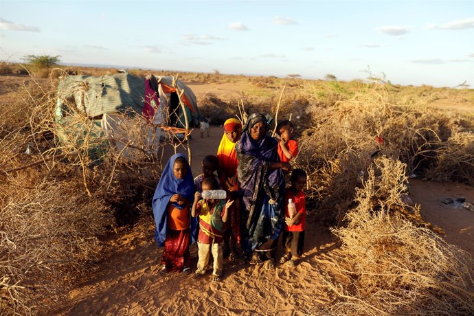 Una mujer desplazada con sus hijos en Somalilandia