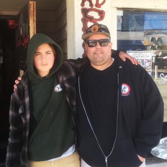 Jimmy Gilleece junto a Rivers, el chico al que acogió en su casa al robar anillo