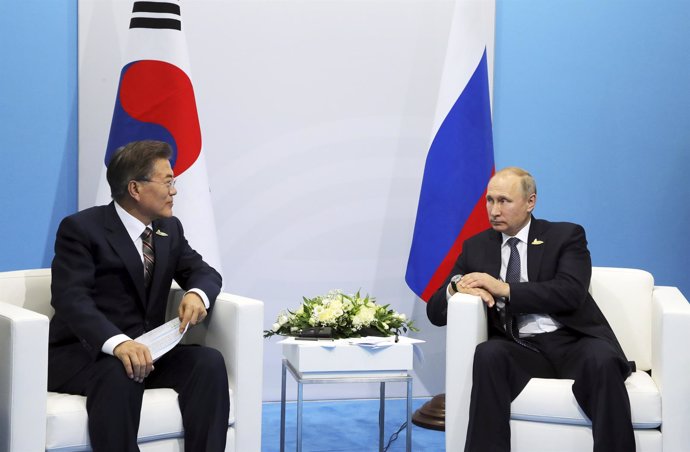 El presidente de Rusia, Vladimir Putin (D), con el presidente de Corea del Sur
