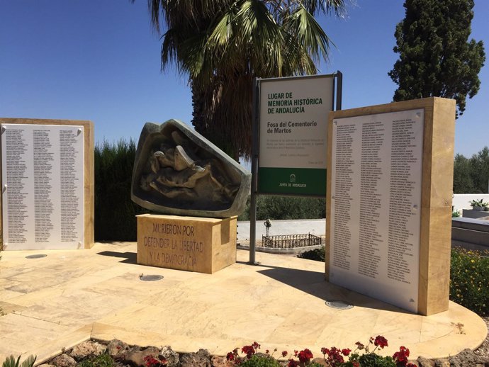 Monumento en memoria de las víctimas del franquismo en el cementerio de Martos.