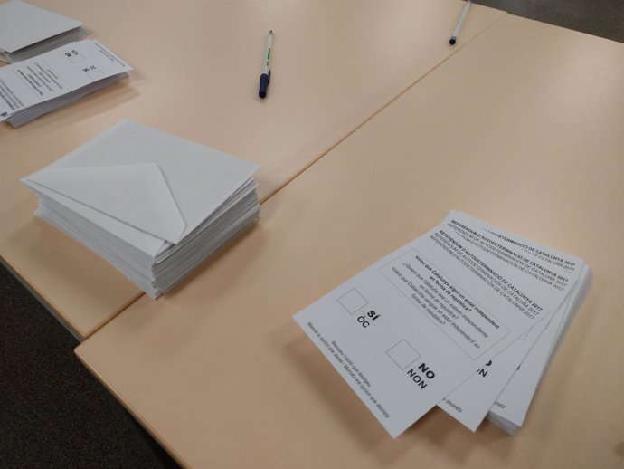 Papeletas y sobres del referéndum del 1-O (Archivo)