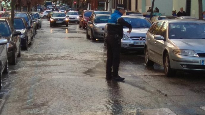La calle Merced parcialmente anegada por una fuga de agua. 11-4-2018
