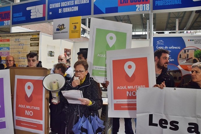 Protesta per la presència d'Exèrcit en el saló ExpoJove de Girona