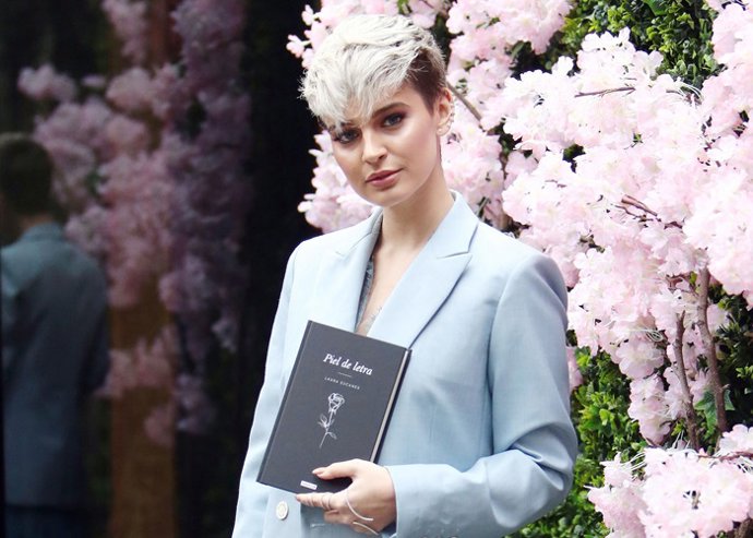 LAURA ESCANES PRESENTA SU LIBRO