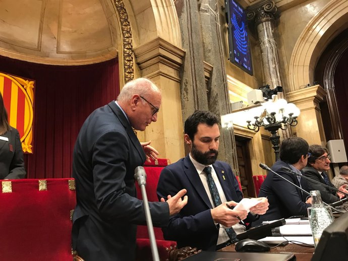El president del Parlament, Roger Torrent, assistit pel secretari general