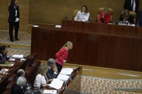 Cifuentes insiste en que no "cometió ilegalidad" y subraya que el próximo candidato de Podemos cobró una "beca black"