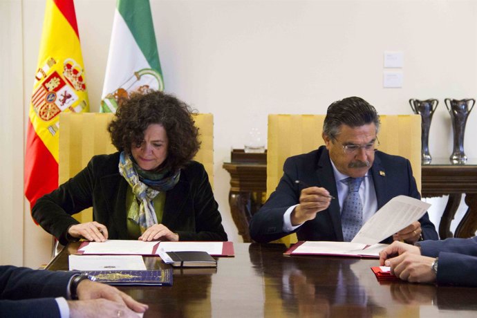 La rectora de la UGR, Dª Pilar Aranda Ramírez, y el Dr. José Luis Llisterri