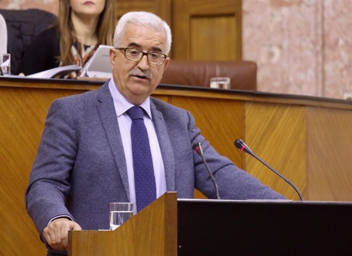 El vicepresidente de la Junta, Manuel Jiménez Barrios, ante el Pleno